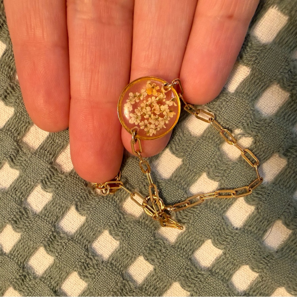 Gold Floral Pendant Bracelet